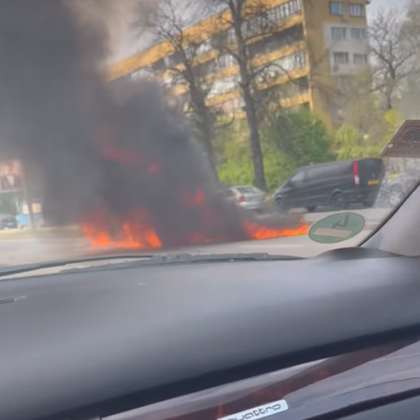 Кола гори в този момент на Цариградско шосе в София