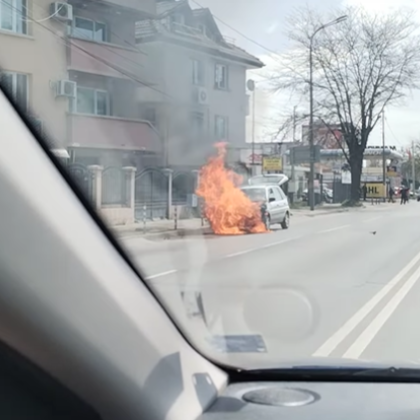 Кола избухна в пламъци в София в ранния следобед Возилото