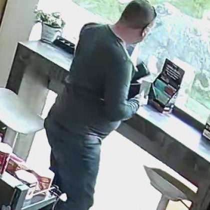 Мъж сигнализира за необичаен случай на дребна кражба който бързо