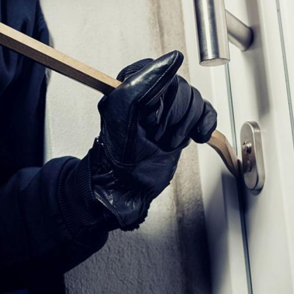 Откраднаха 11 000 лв от жилище в Стара Загора съобщиха от полицията 70 годишен