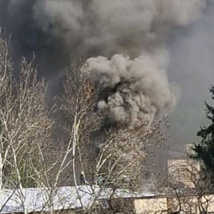 Пожар избухна в бившо шивашко предприятие в Троян* СНИМКИ