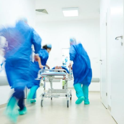 Млада жена от Бургас се бори за живота си след