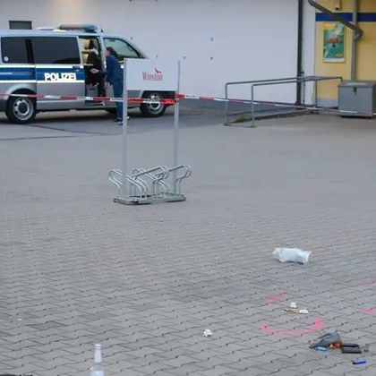 Двама бяха намушкани вчера вечерта пред супермаркет в германския град Рохлиц
