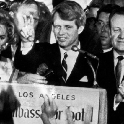 Около 10 000 страници с документи свързани с убийството на