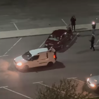 Юноши се забавляват но явно забравят израза От играчка става