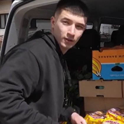 Млади хора зарадваха самотни и социално слаби възрастни хора за