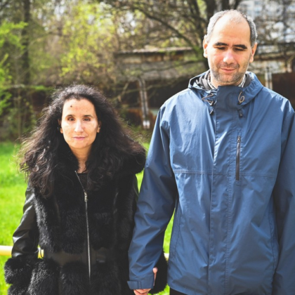 Незрящо семейство отглежда двете си малки деца в бивше работническо