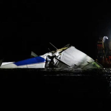 Трима души загинаха след като самолет се разби в река