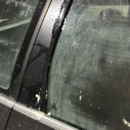 Жител на Ямбол публикува снимка на автомобила си обсипан с