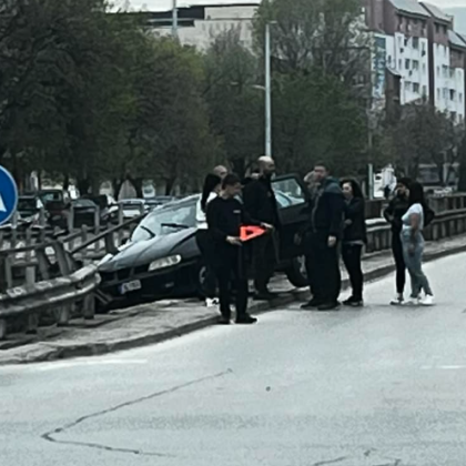 Лек автомобил едва не падна в река Поройна в Шумен