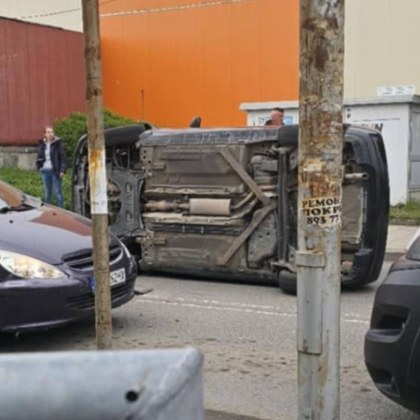 Млада жена се преобърна с автомобила си в бургаския квартал