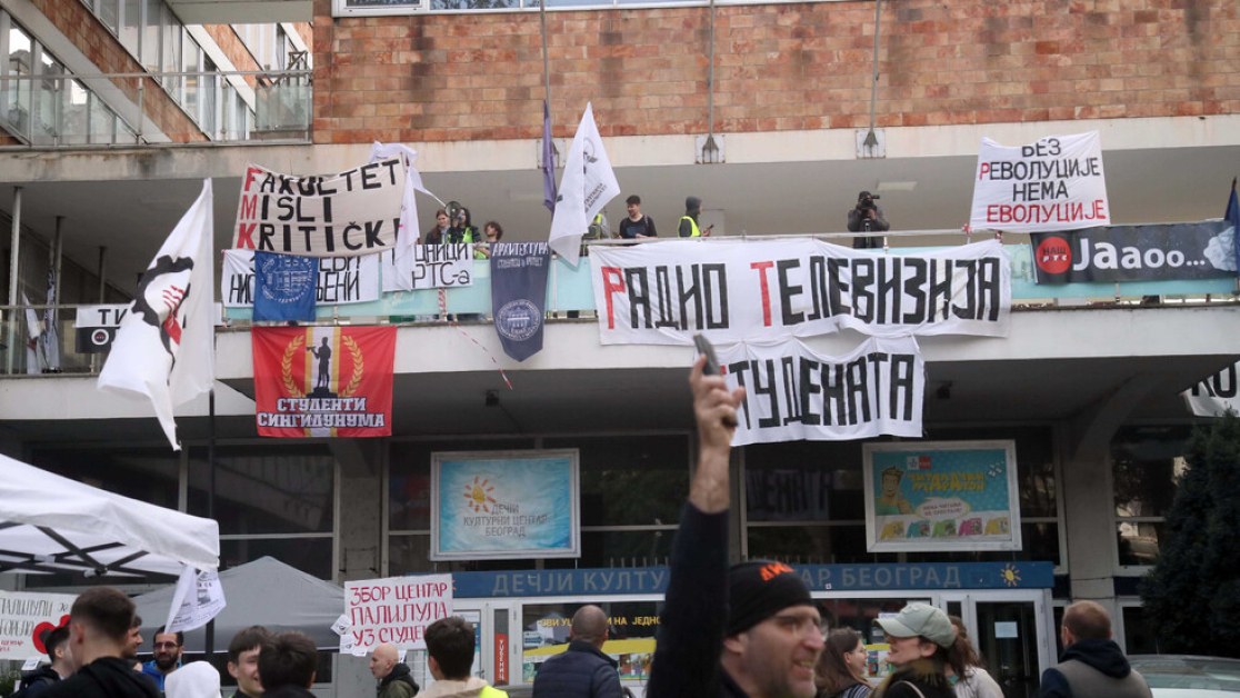 Продължава блокадата пред сръбската обществена телевизия