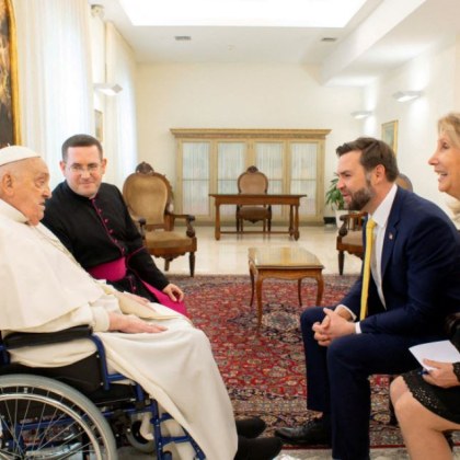 Папа Франциск се появи за кратко днес за да благослови