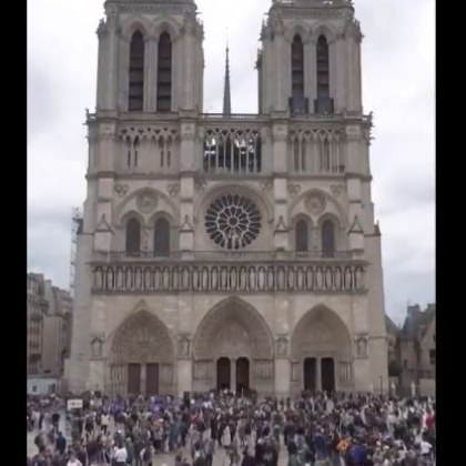 Камбаните на парижката катедрала Нотр Дам удариха 88 пъти отдавайки