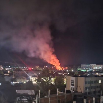 Голям пожар избухна тази нощ в Ловеч – за това