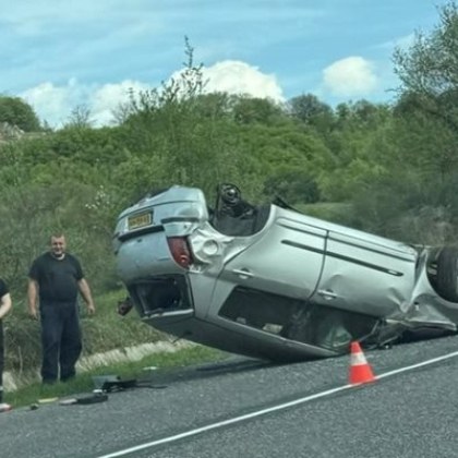 Лек автомобил с австрийска регистрация се е преобърнал в късния