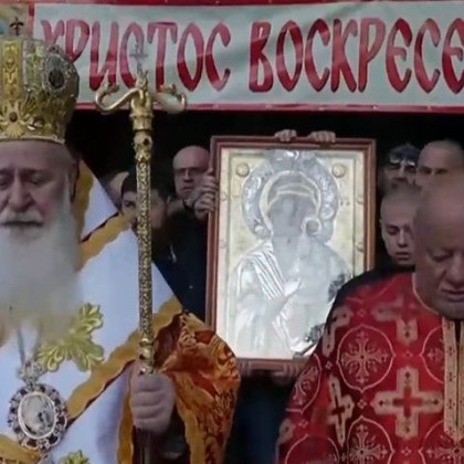 На втория ден от Великден стотици вярващи от цялата страна