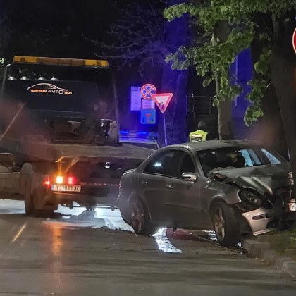 Пътен инцидент е станал в центъра на Ямбол тази вечер Автомобил