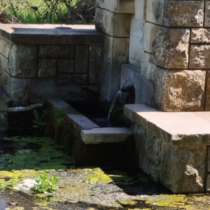 Крайпътна чешма до великотърновското село Ново село е в окаян