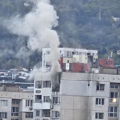 Дим и пламъци обгърнаха жилищен блок в столичния квартал Младост