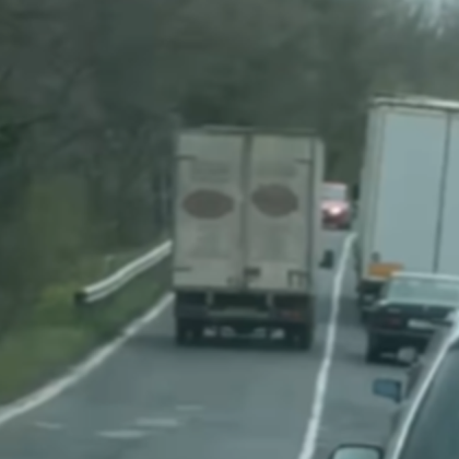 Опасни изпреварвания и шофиране в насрещното движение на камион от