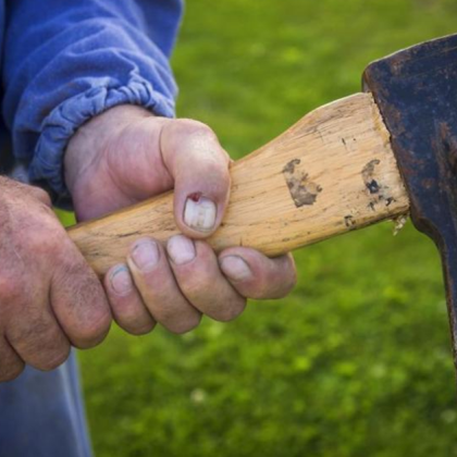 34 годишен мъж от Лясковец нападна с брадва съседката си съобщиха от полицията Сигналаът за
