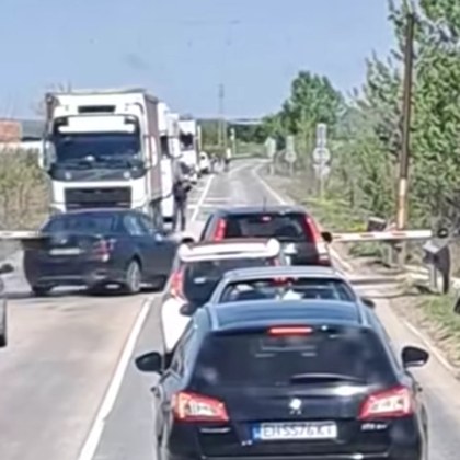 Влак идва и затова бариерите на този прелез във Врачанско