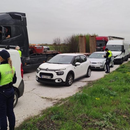 Много натоварена и динамична бе пътната обстановка на територията на