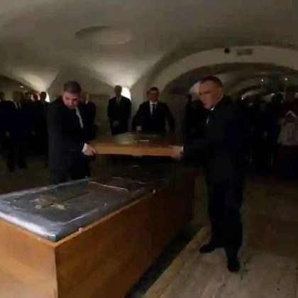 Ватиканът публикува снимки на папа Франциск положен в отворен ковчег Ритуалът