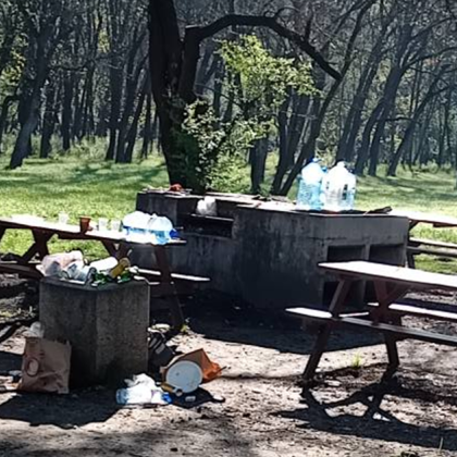Паркова зона в София оборудвана с пейки маси и беседка