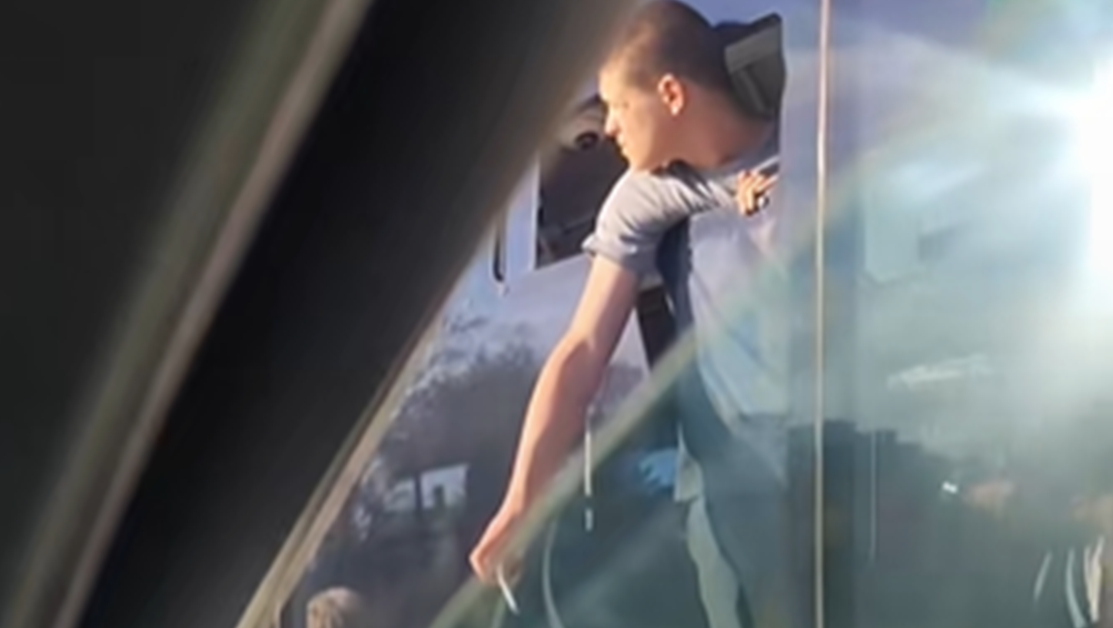 Мъж с цигара се провеси от прозорец на автобус в София ВИДЕО