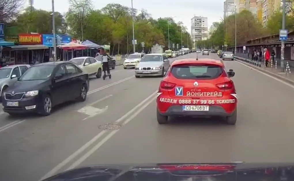 Дете кара тротинетка в насрещното, столичанин призова родителите за мерки ВИДЕО