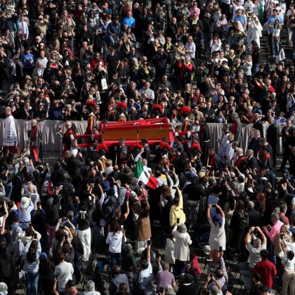 Ватиканът официално отвори вратите на емблематичната базилика Свети Петър за