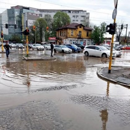 След дъжда паднал над София днес някои от основните булеварди