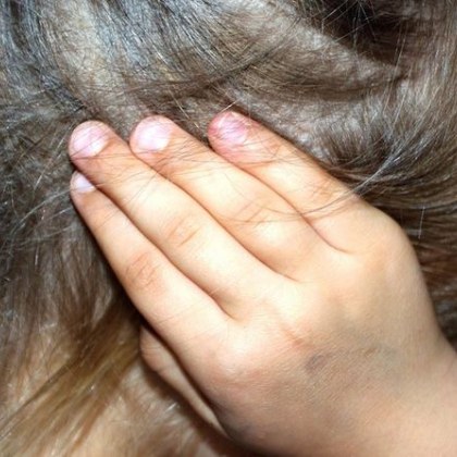 Дъщерята на френския премиер Франсоа Байру каза че е била брутално бита