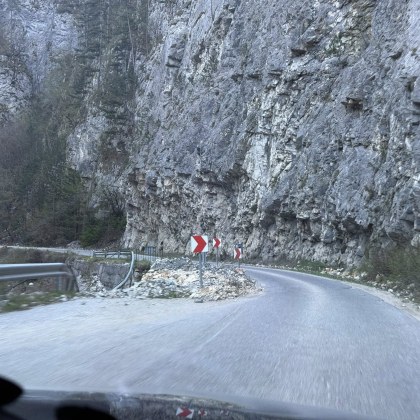 Пътят край село Тешел в Родопите е сериозна заплаха за