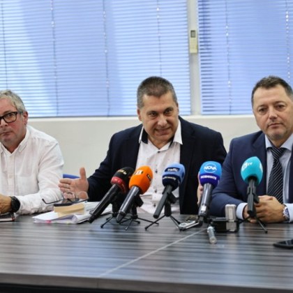 Докато политици се упражняват върху скандала с контрабандни цигари в