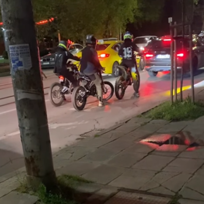 Тийнейджъри управляващи мотори без регистрационни номера и без защитно оборудване