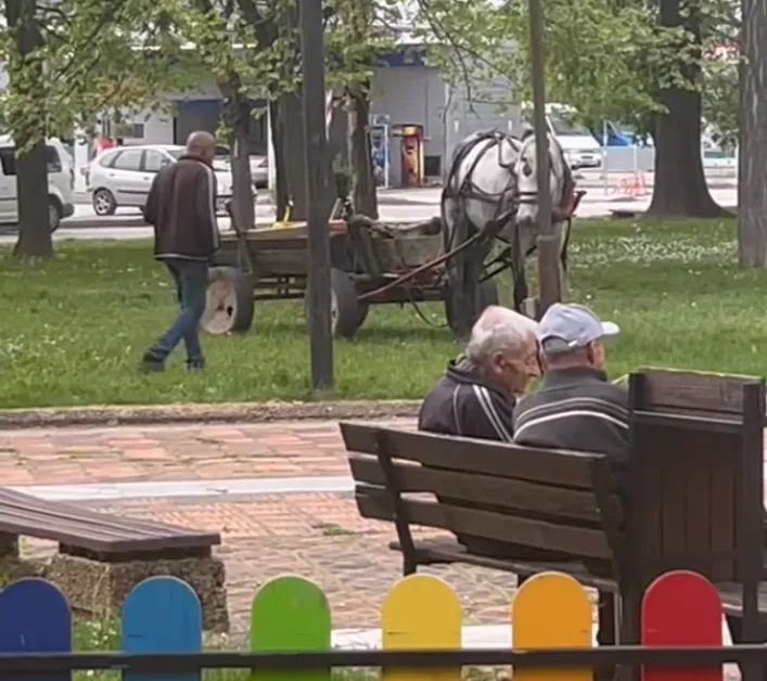Каруца влезе в градинка до детска площадка, предизвика спор ВИДЕО