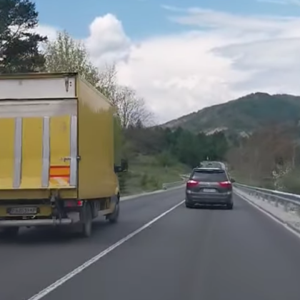 Видео предизвика дебати в социалните мрежи Клипът показва как камион изпреварва