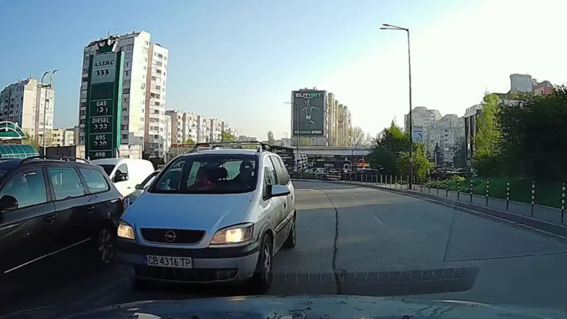 Наглец с опасна проява: кара в насрещното, за да избегне трафика! СНИМКИ