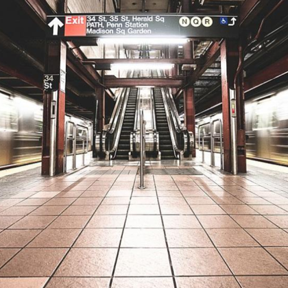 Мъж беше намушкан до смърт в сутрешния пиков период в нюйоркското метро