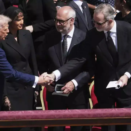 Доналд Тръмп беше обвинен че не е спазил дрескода на погребението