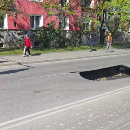 Голям кратер се е отворил на локалното платно към Окръжна