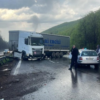Тежка катастрофа е станала на автомагистрала Тракия този следобед Тир се