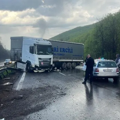 Тир запуши движението на "Тракия" към Пловдив, осигуряват обходен маршрут* СНИМКА