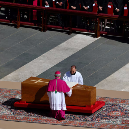Докато във Ватикана все още течеше заупокойната церемония за папа