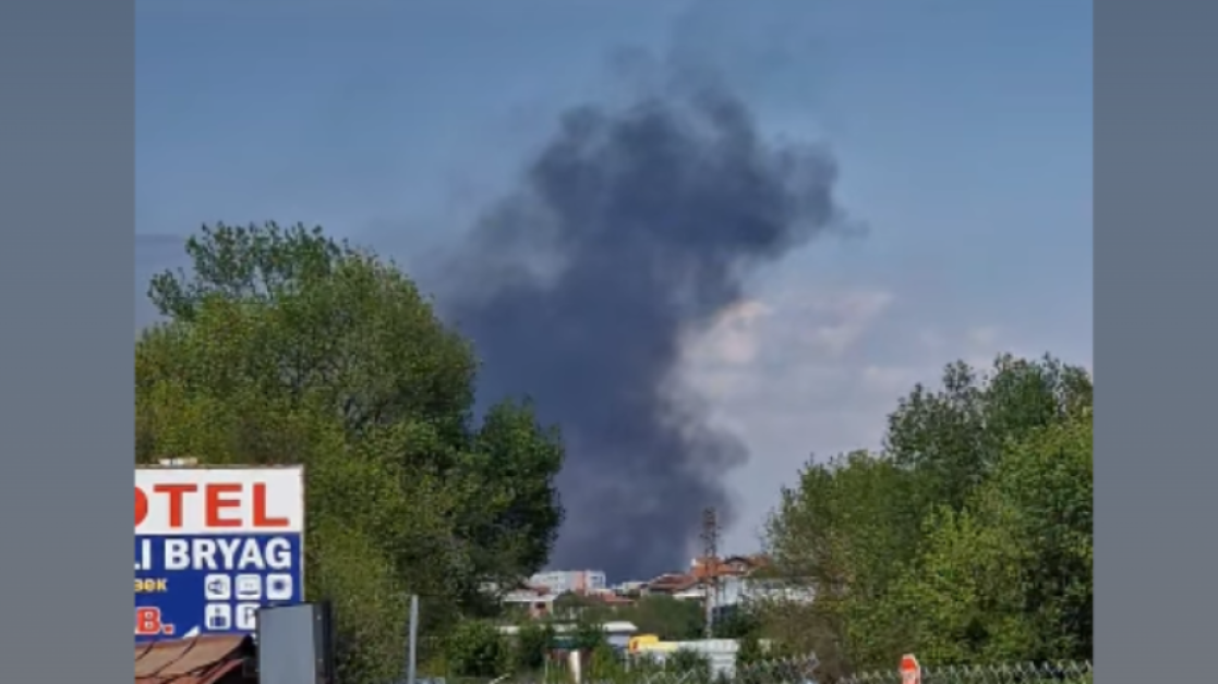 Пожар бушува в Бургас! Огън обхвана папури и боклуци край езерото Вая