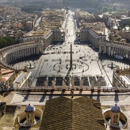 Кардинал осъден за финансови престъпления от Ватикана настоява че има