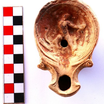 Плетена верижка и метална халка бяха намерени примесени с изгорели